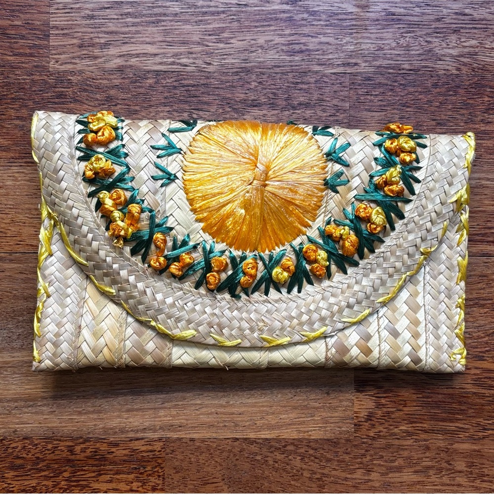 Vintage - Woven Rattan Clutch with Raffia Flowers - Tiki Style - Picture 2 of 10